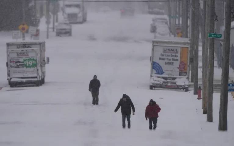 عاصفة أميركا الثلجيّة: إلغاء آلاف الرحلات الجويّة وفقدان للكهرباء واستعداد للأسوأ