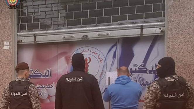 أمن الدولة دهم مستوصفًا غير مرخص
في عدوس وضبط أدوية مهرّبة ومنتهية الصلاحية