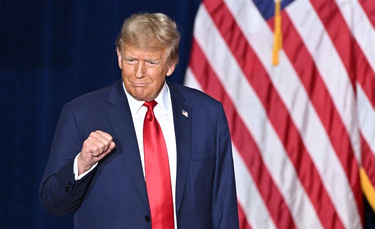 المستشار القانوني السابق للبحريّة الأميركية: ترامب جاهل !