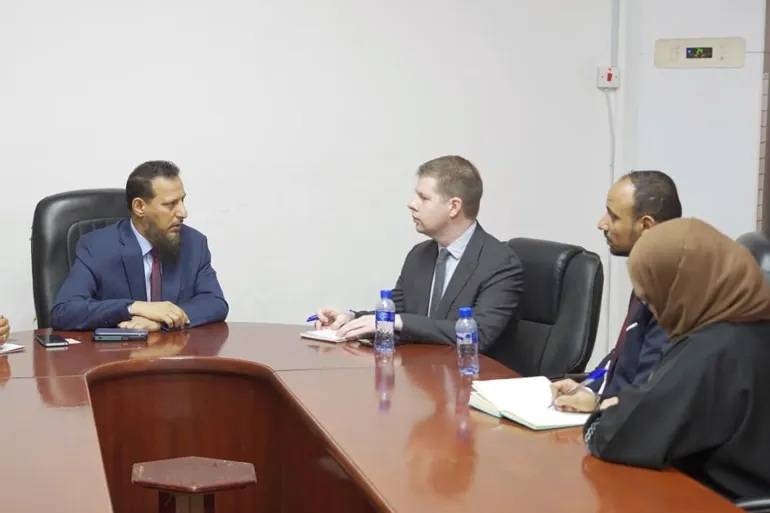 محافظ عدن يناقش مع مسؤول أممي تموضع القوات العسكرية خارج المدينة