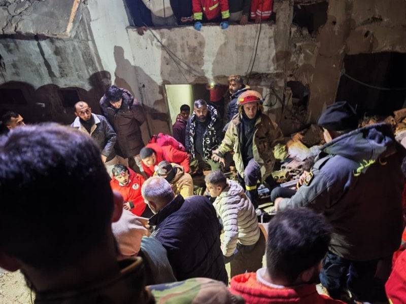 ـإنقاذ مواطنة وابنها من تحت الأنقاض في القبة – طرابلس