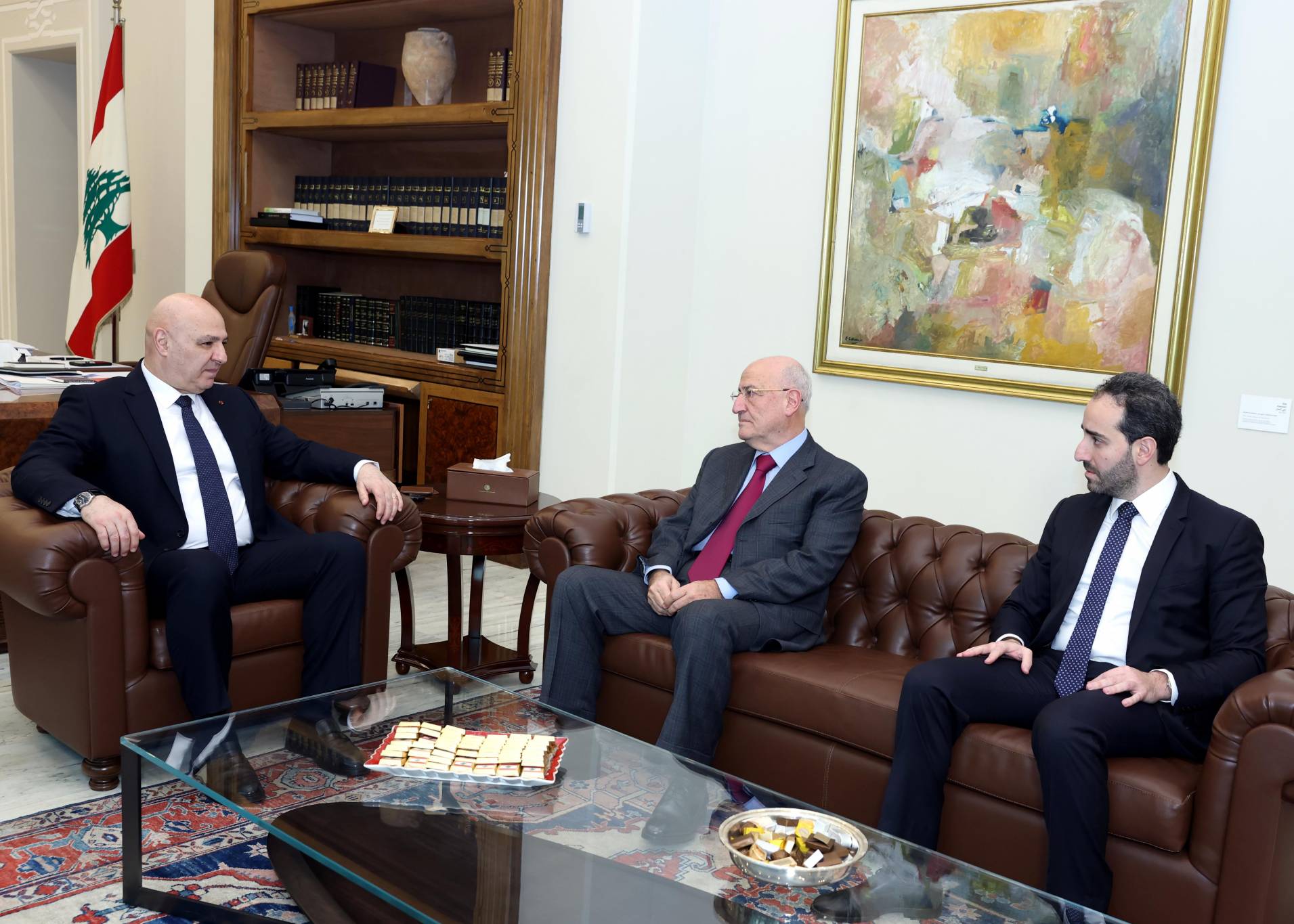 اطّلع من سلام على نتائج لقاءاته في دافوس وباريس وبحث الوضع جنوباً... والتقى زوّاراً
عون : طرابلس كانت وستبقى مساحة تلاقٍ وصورة عن لبنان المنفتح
لتطوير معرض رشيد كرامي الدولي... وإنماء الشمال ركيزة للإستقرار والتنمية