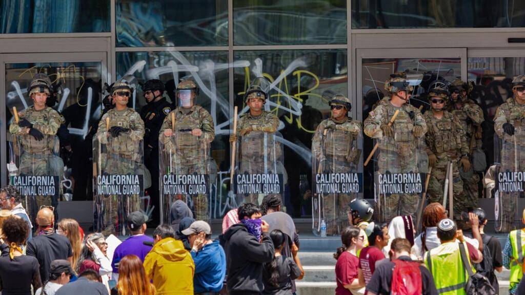 بالفيديو..توتر في مينيابوليس: ضباط الهجرة يقتلون رجلاً وسط احتجاجات محتدمة