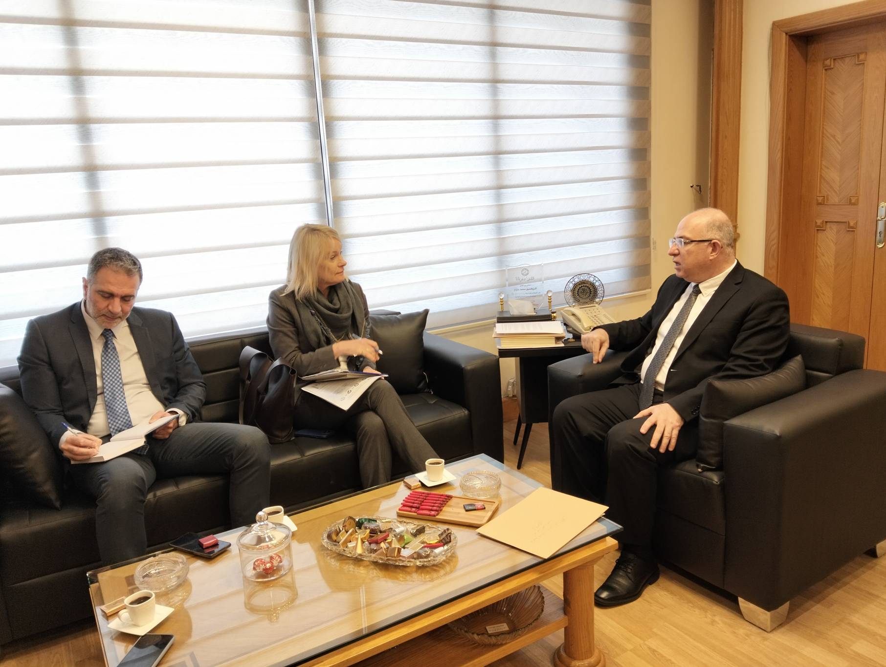 حيدر التقى ممثلة مفوضية الامم المتحدة

وبخث معها في العمالة السورية غير الشرعية