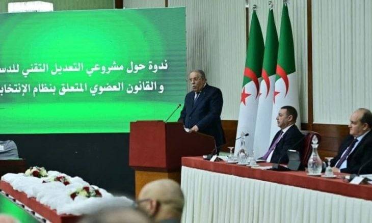 الأحزاب الجزائرية تدرس مقترحات التعديل التقني للدستور