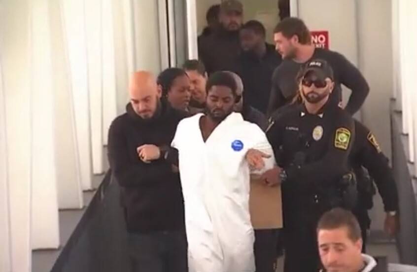 بالفيديو- متهم باغتصاب يتحرش بالمحققة وهو مكبل اليدين