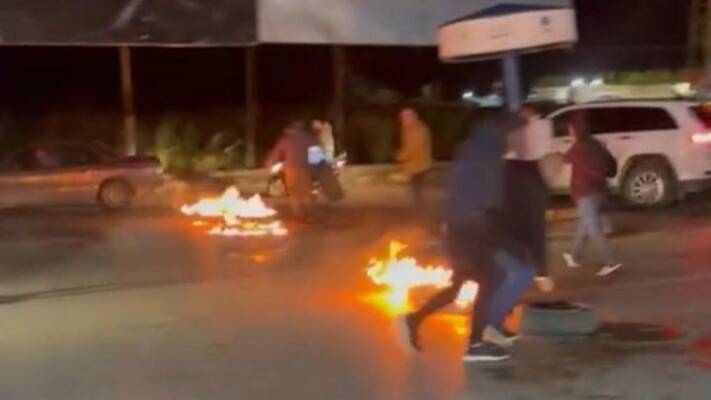 عسكريون متقاعدون قطعوا الطريق عند مفرق العباسية بالإطارات المشتعلة