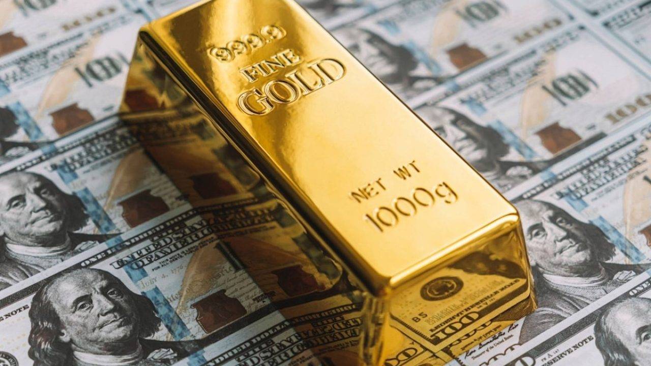 الذهب يتراجع بعد ارتفاعٍ قياسي!