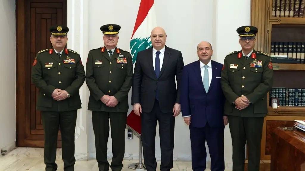 عون يستقبل قائد الجيش الأردني