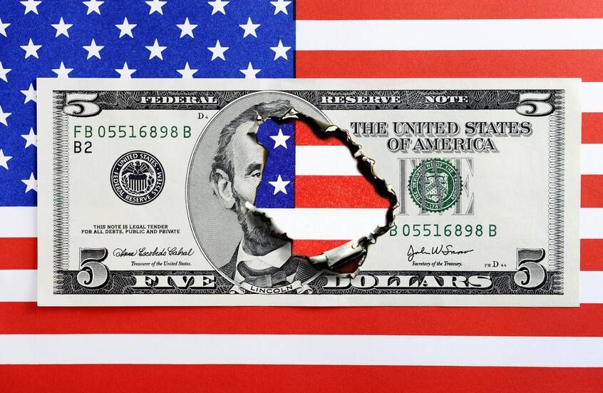 عرفه العالم عام 2008.. خبير اقتصادي شهير يتنبأ بمصير الدولار والذهب