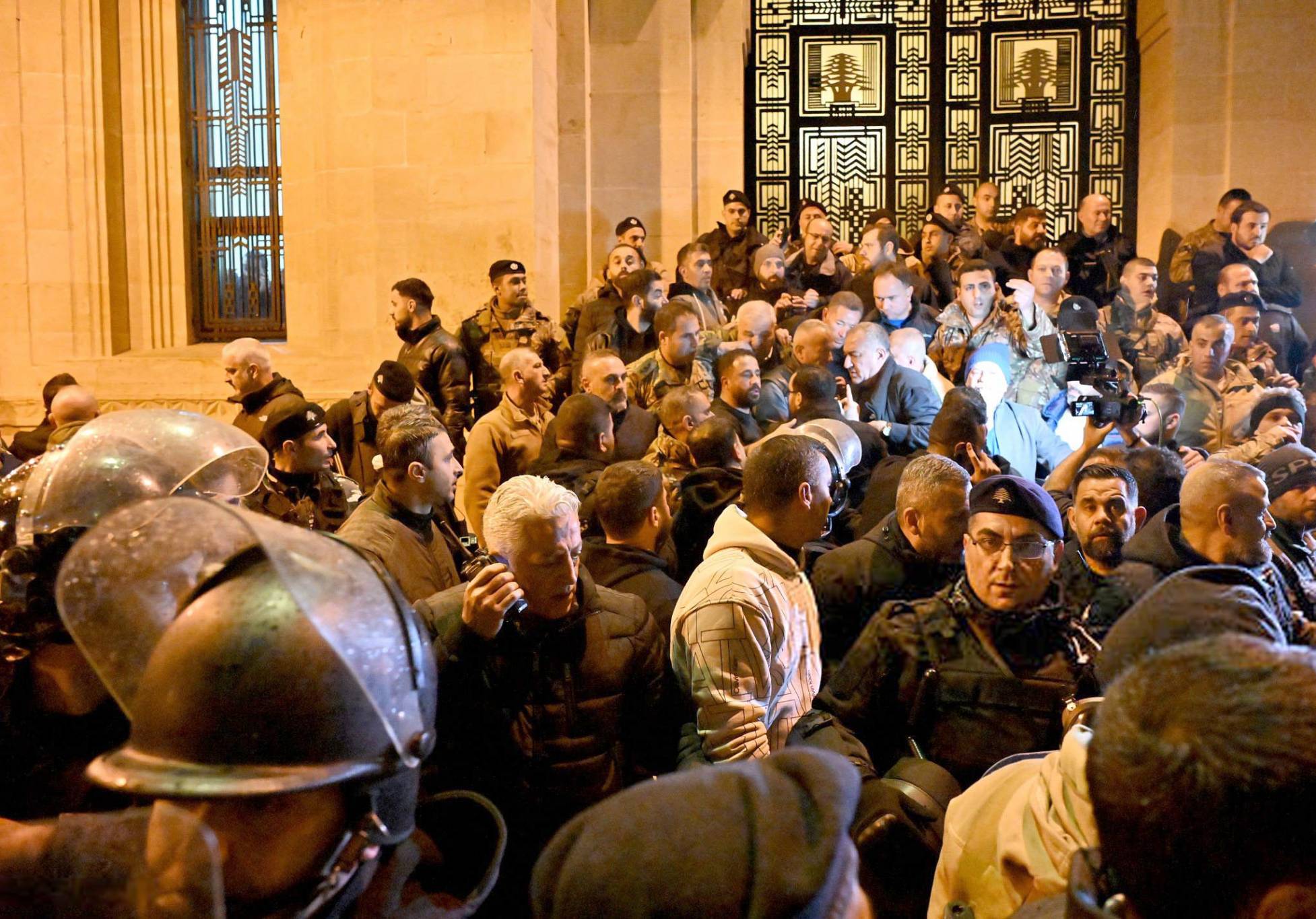 الحكومة تجتاز امتحان الموازنة ب59 نائباً بعد انقلاب «القوات» عليها
«الثنائي» و«الاشتراكي» و«التغيير» و«مستقلون» أيدوا... و«القوات» انضمت الى «التيار» المعارض
احتجاجات القطاع العام والعسكريين حاصرت مبنى المجلس... والتزام حكومي بالحل في شباط