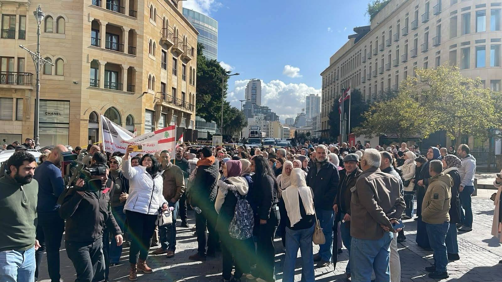 بوصعب يلتقي المتظاهرين أمام مجلس النواب