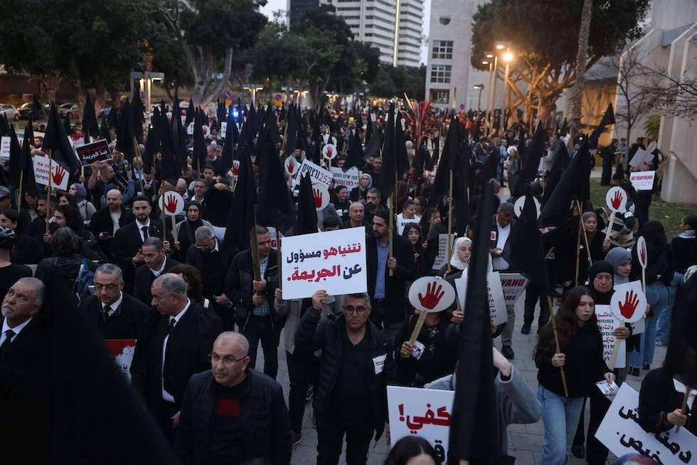 آلاف الفلسطينيين يحتجون في تل أبيب ضد الجريمة