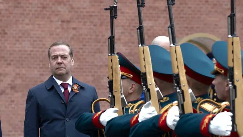 ميدفيديف: روسيا مستعدة لاستخدام الأسلحة النووية إذا كان مصير الدولة مهدداً