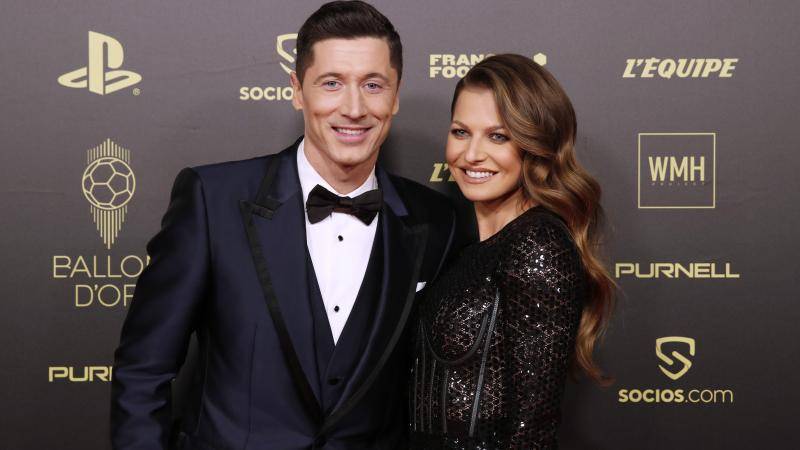 زوجة ليفاندوفسكي تثير التكهنات... فهل يبقى النجم البولندي في برشلونة؟