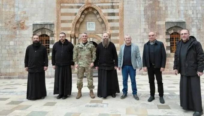 زار دير النساك والحبساء بضيافة دير مار أنطونيوس قزحيا
مُفتش عام وزارة الدفاع: ليحلّ السلام
والأمان والاستقرار في ربوع وطننا