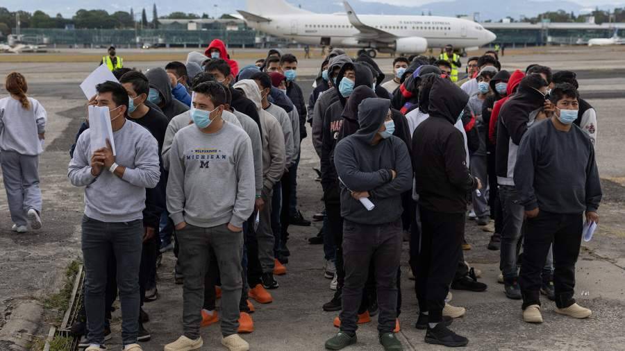 كولومبيا تستأنف رحلات ترحيل المهاجرين من أميركا