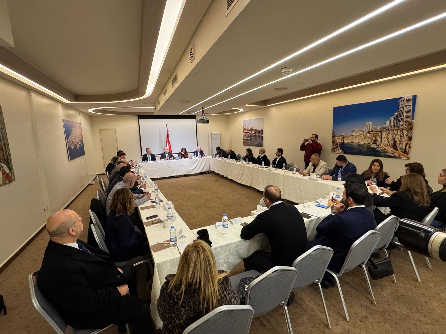 الفجوة المالية في لقاء بين حاصباني ونقابات المهن الحرة والقطاعات