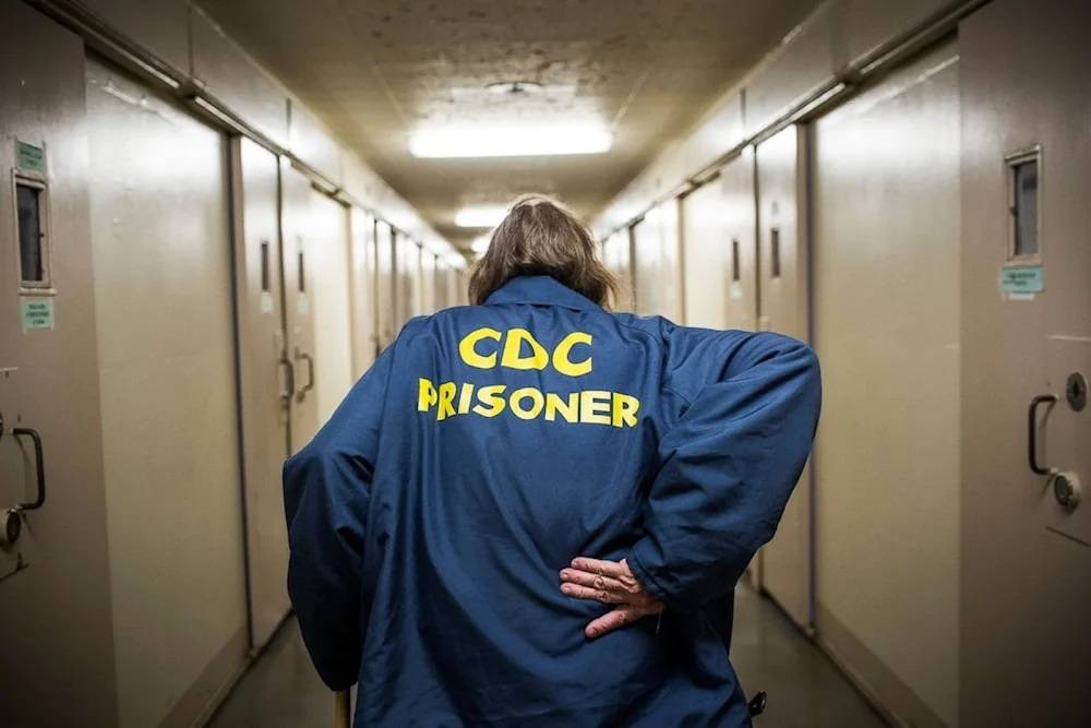 سجون أميركا في أزمة: كيف يؤدي نقص الحراس إلى ارتفاع العنف والموت؟