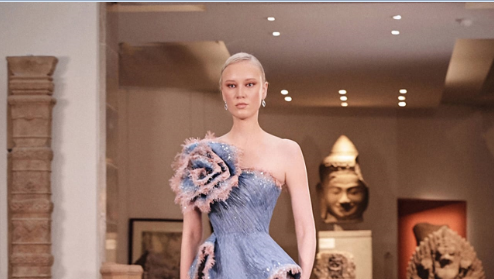 «إمرأة النور»…منال عجاج أول مصممة سورية تعرض تصاميمها في باريس ضمن أسبوع الهوت كوتور