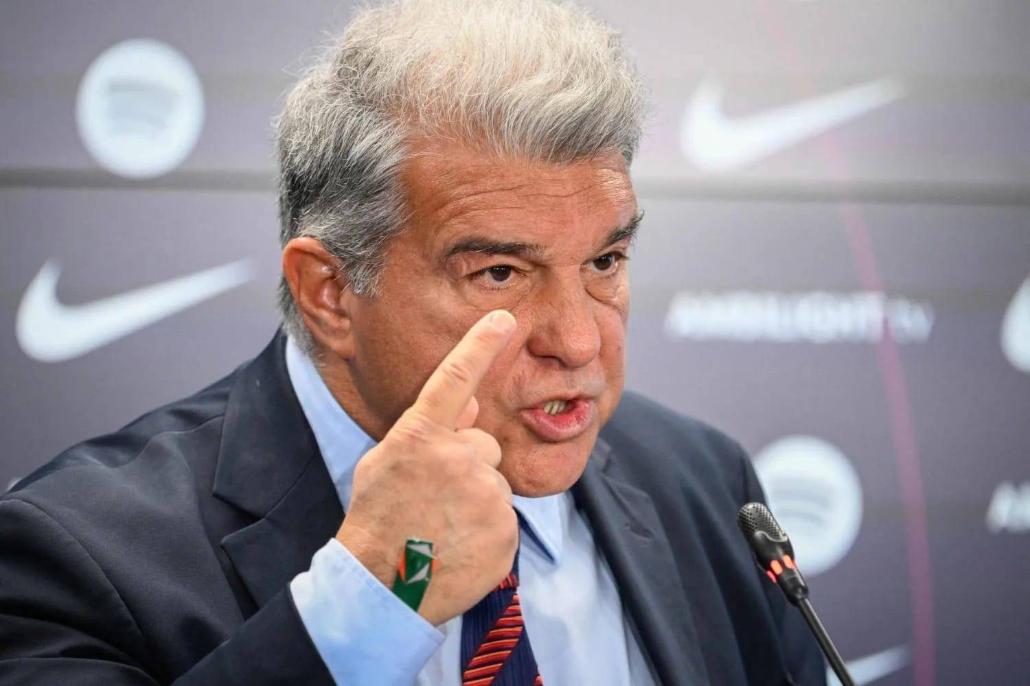 رئيس نادي برشلونة مستاء من التحكيم..؟!