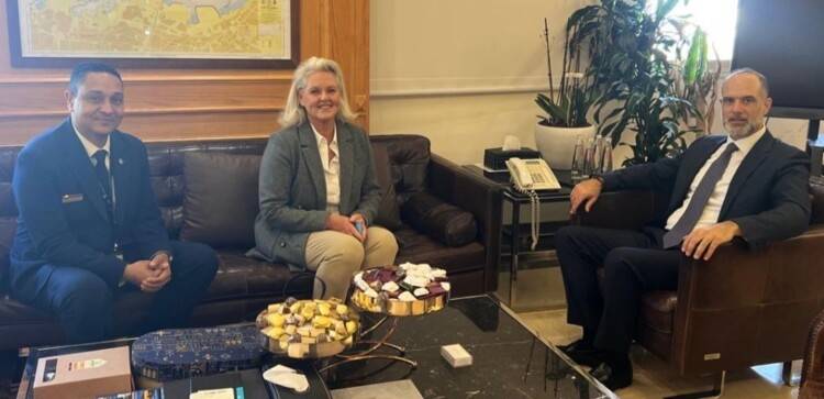 رسامني بحث مع وفد من 