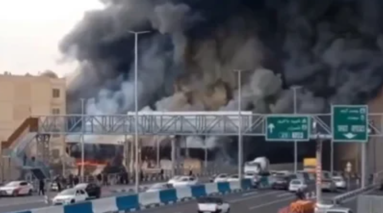بالفيديو... حريق كبير في أحد المراكز التجارية في طهران