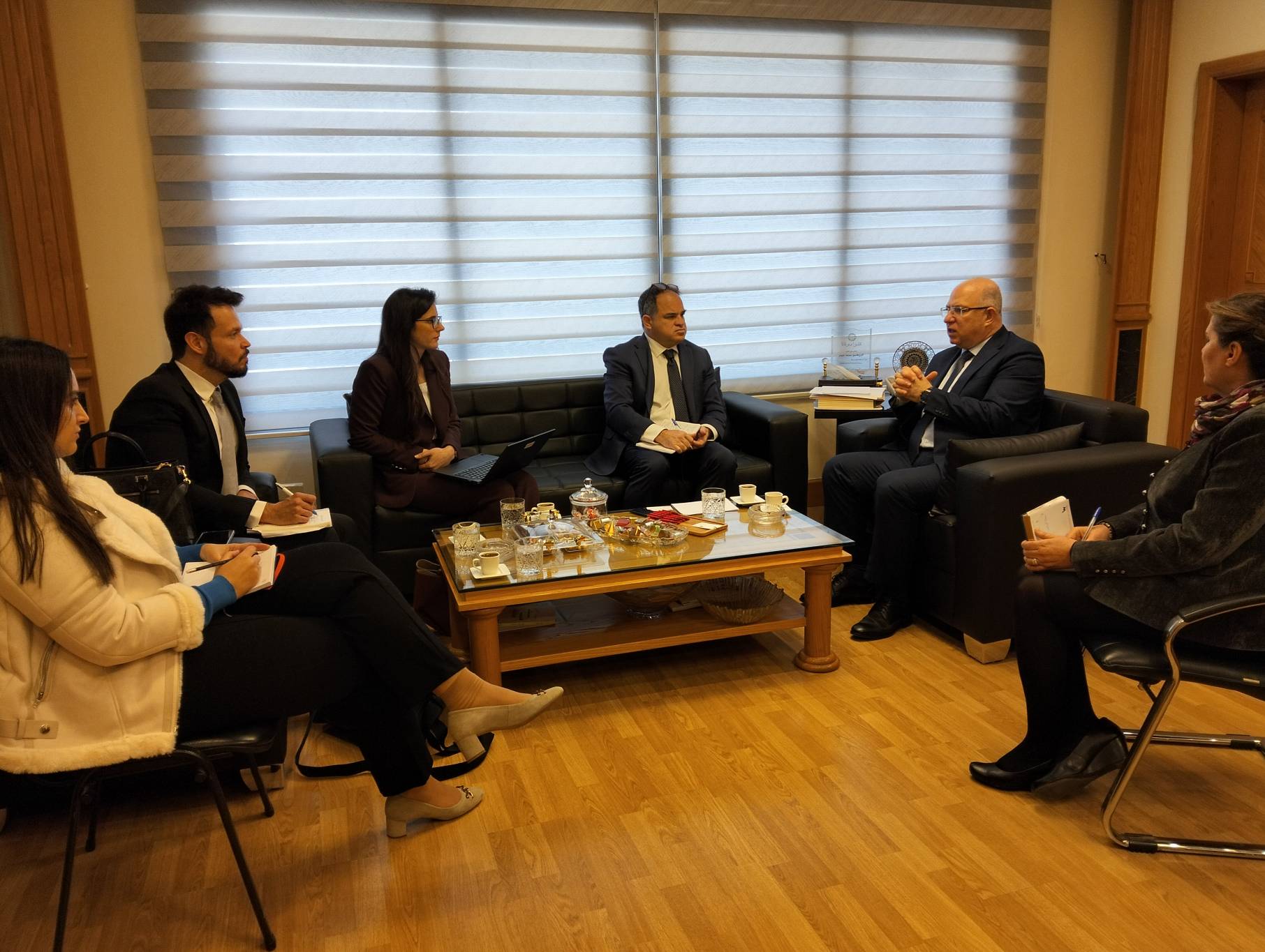 حيدر يلتقي وفد البنك الدولي

للبحث في كيفية الاندماج الاقتصادي