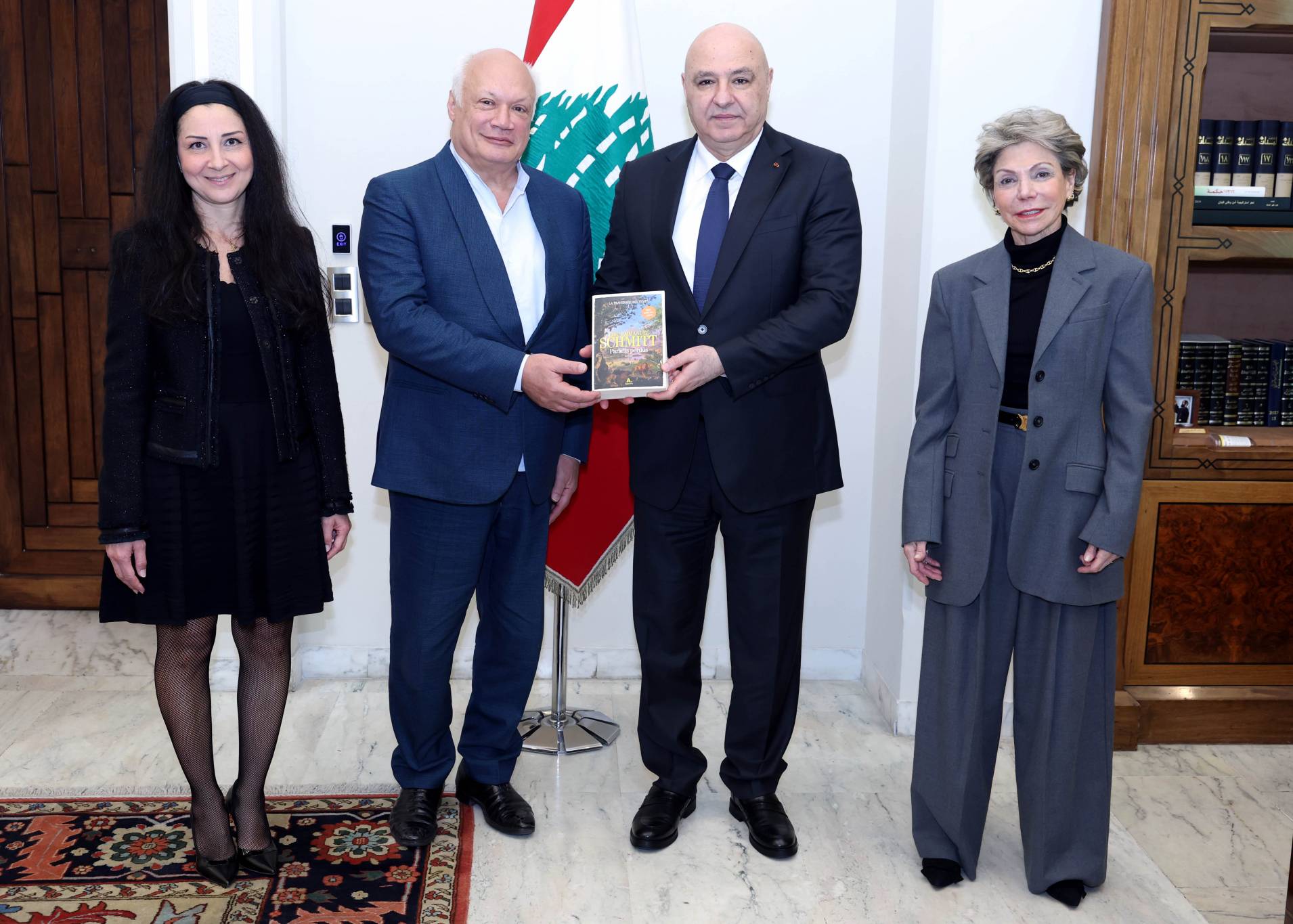 اطلع من وزراء على شؤون وزاراتهم... والتقى الكاتب الفرنسي إريك إيمانويل شميت
عون لوفد موظفي المعاينة: أتفهّم أوضاعكم ومطالبكم المحقّة
ونعمل على إيجاد الحلول بما يضمن إعادة تفعيل هذا القطاع وإنصاف عامليه