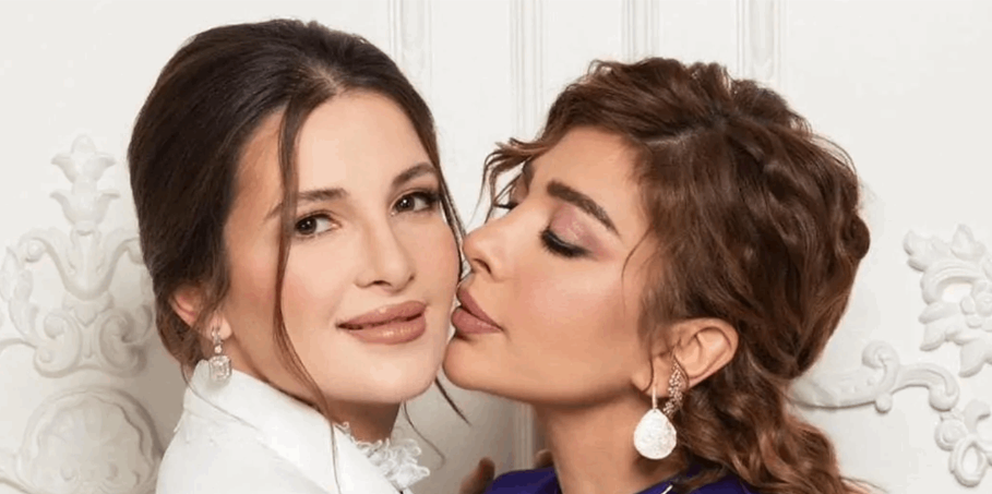 أصالة تمازح ابنتها أمام الجمهور: بنتي ساكتة ما بدي إحسدها