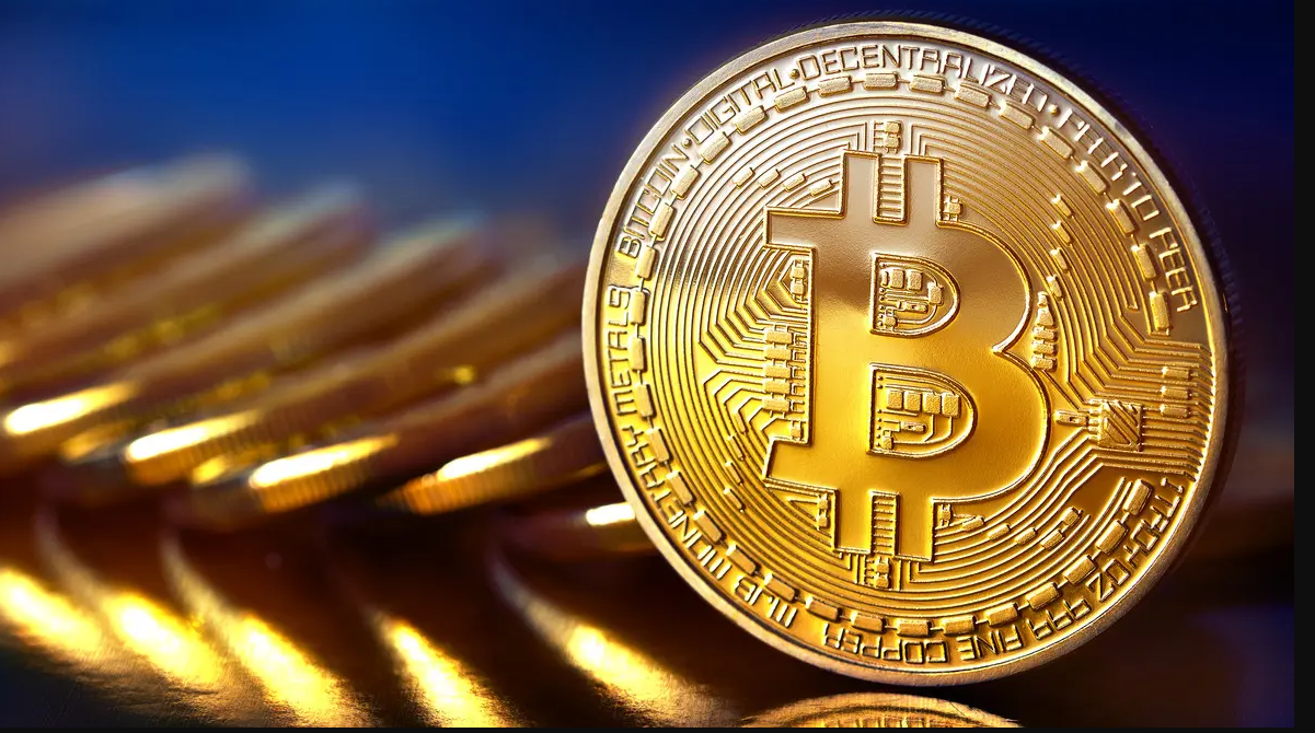 بتكوين تتراجع وتقترب من مستوى 70 ألف دولار