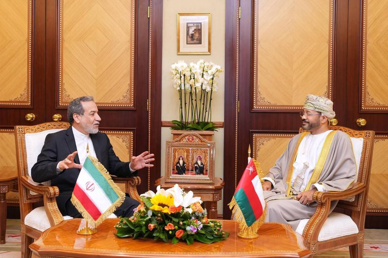 عراقجي يلتقي نظيره العماني قبيل بدء محادثات مسقط مع واشنطن