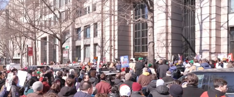 احتجاجات أمام مقر 