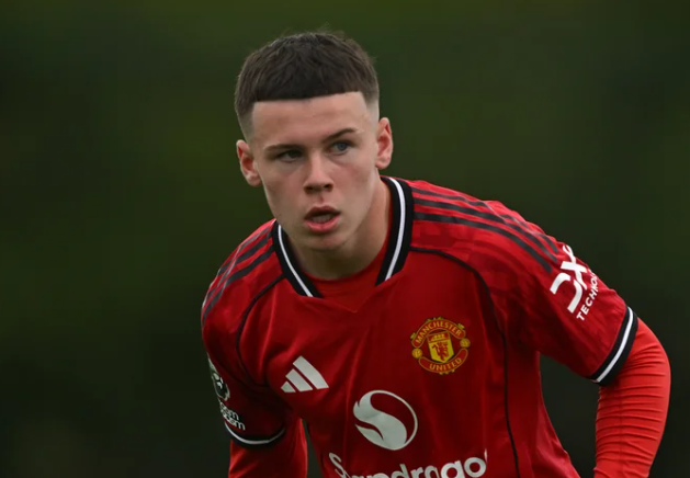 على خطى والده... اول عقد احترافي لـ