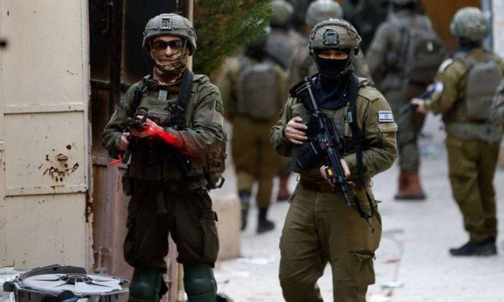 الجيش الإسرائيلي يعتقل 21 فلسطينياً بينهم سيدتان وطفلان في الضفة الغربية
