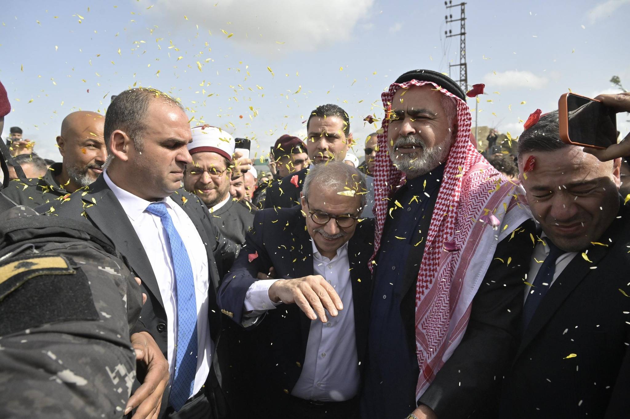 هل بدأت الدولة فعلاً بإعادة الإعمار رغم التحدّيات...؟
سلام يجول في الجنوب ليومين... ترحيب من الأهالي... وتأكيد على أن 