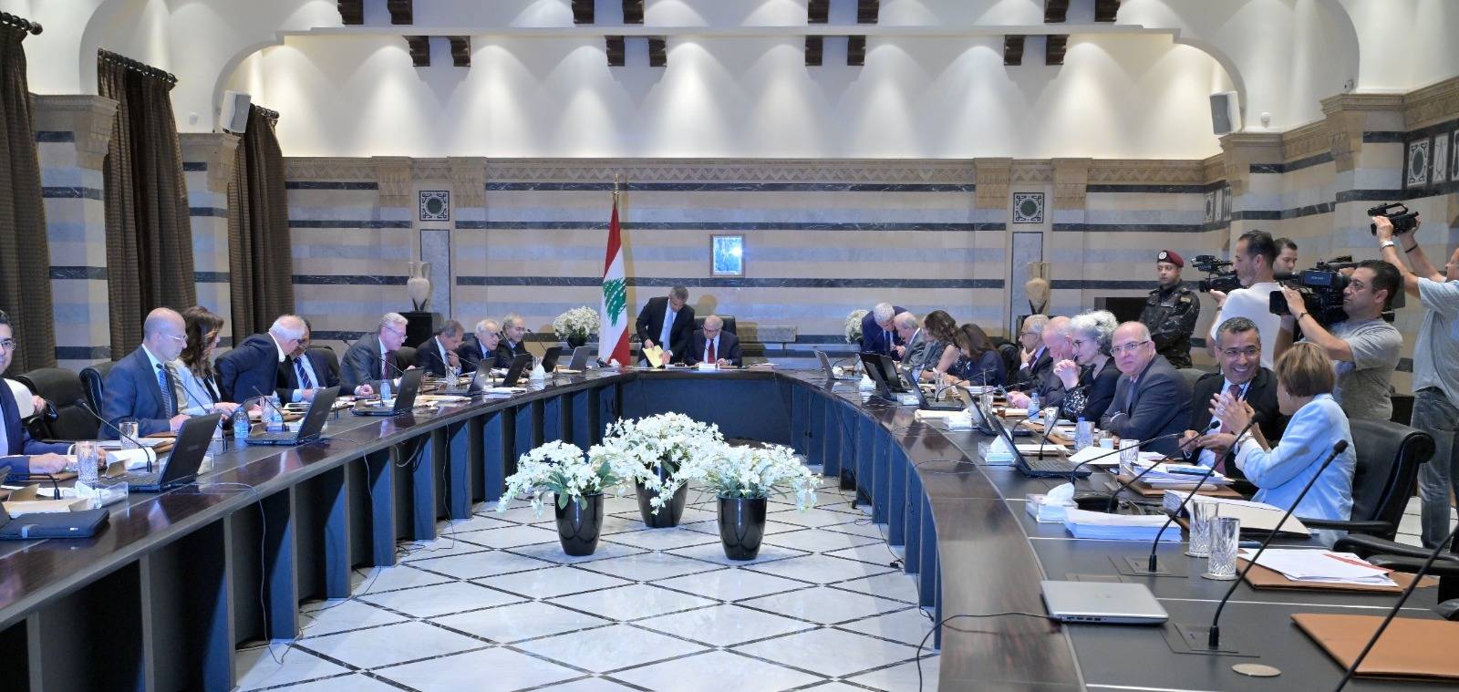 يعقد جلسة في موعد أقصاه 15 شباط للبحث في مسألة رواتب القطاع العام
مجلس الوزراء أقرّ بند التفرغ في 