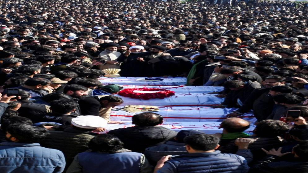 الآلاف يشيعون ضحايا الهجوم الانتحاري في باكستان