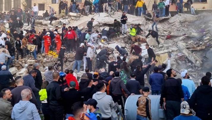 انهيار مبنى في التبانة في طرابلس: ضحايا... جرحى ومفقودون تحت الركام
الرؤساء الثلاثة: نتابع الحادثة... وتوجيهات من وزيري 