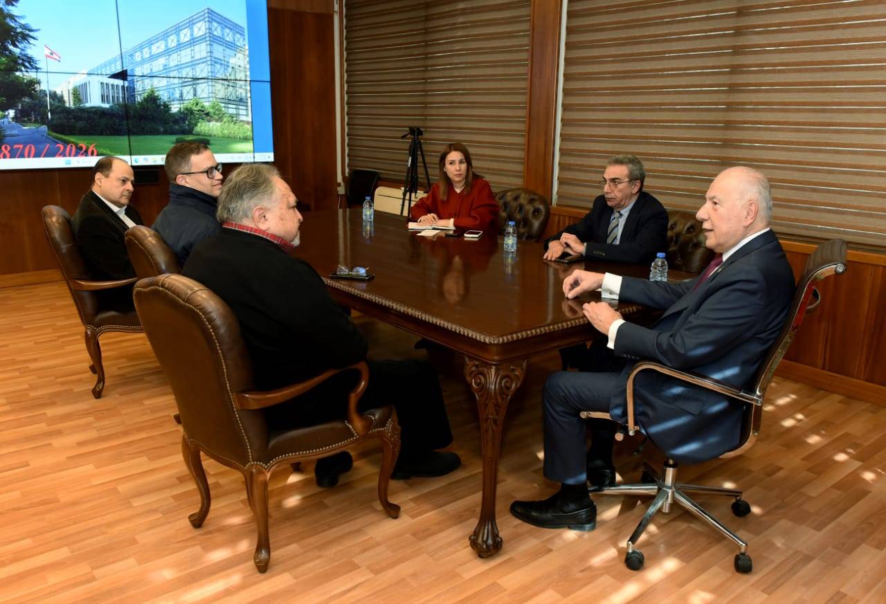 رئيس الهيئة العامة للطيران المدني: 
رؤية وطنية للبنان من طرابلس الكبرى


استقبل رئيس غرفة التجارة والصناعة والزراعة في طرابلس والشمال، توفيق دبوسي، رئيس الهيئة العامة للطيران المدني اللبناني الكابتن الدكتور محمد عزيز، يرافقه عضوا الهيئة الدكتور مارك حداد والدكتور ربيع الخطيب، والدكتور أسامة جدا