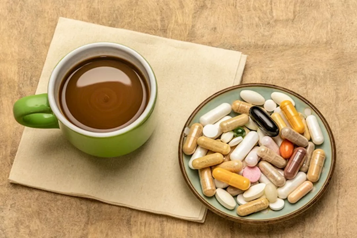 احذر .. لا تتناول هذه الفيتامينات مع القهوة!