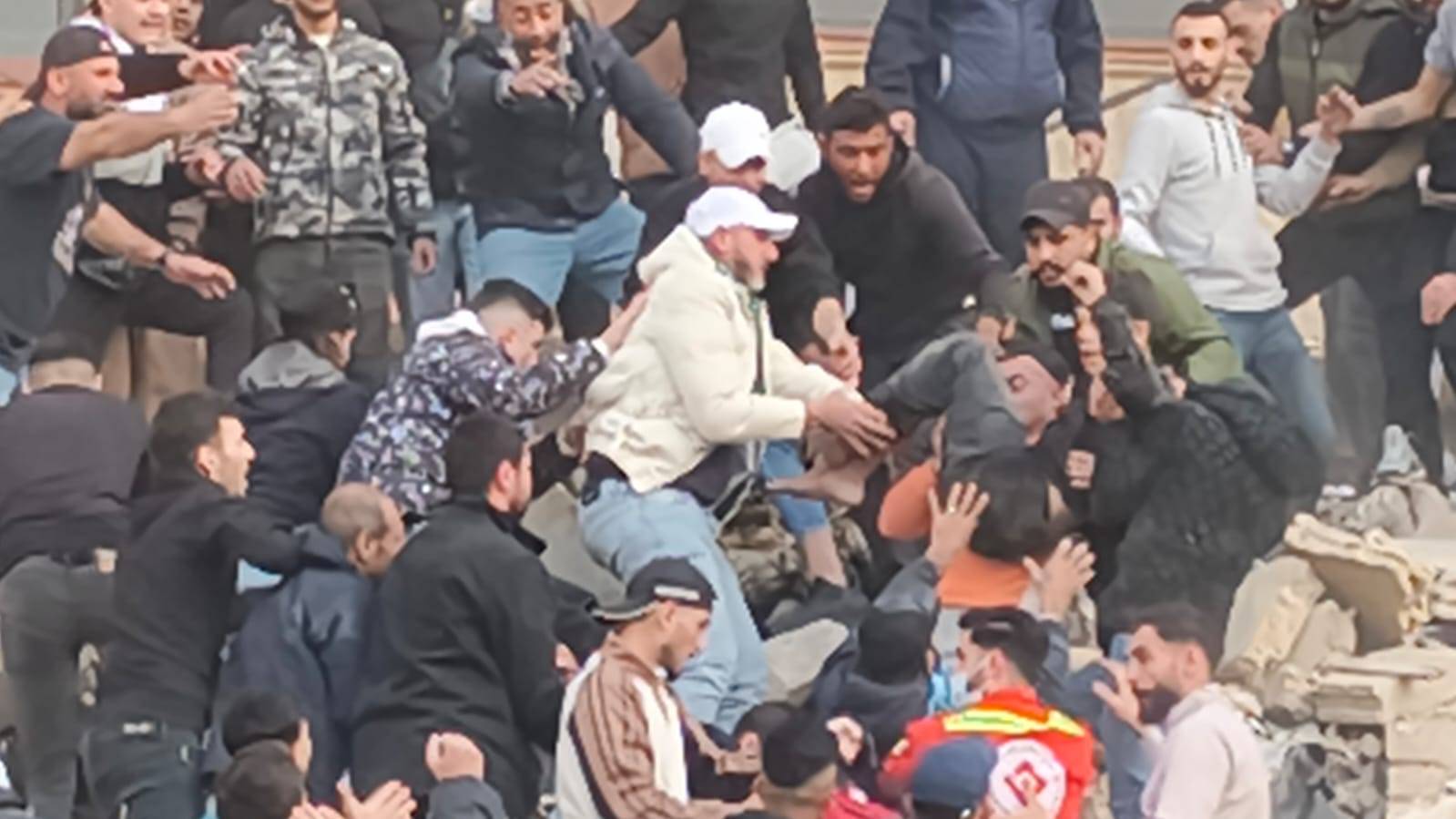 لحظة إنقاذ طفل على قيد الحياة من تحت أنقاض المبنى المنهار