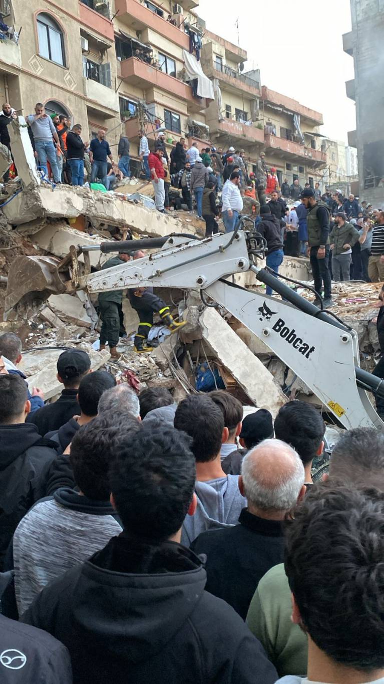 عمليات الإنقاذ والإغاثة مستمرة في مكان انهيار المبنى في طرابلس