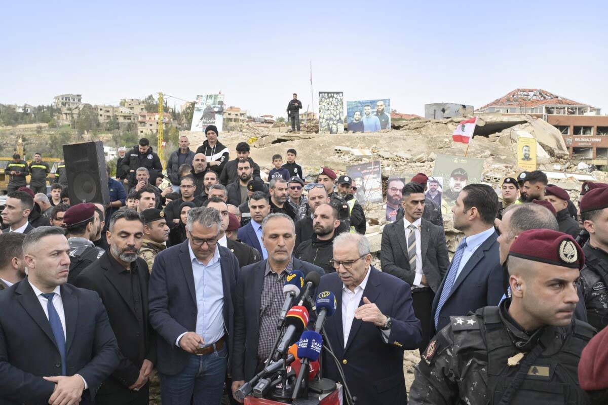 استقبال حافل لسلام في الجنوب... وعودة حرارة التواصل بين عون وحزب الله
هيكل عاد من واشنطن بتأكيد استمرار دعم الجيش والمشاركة في مُؤتمر باريس
الانتخابات في أيّار... وفتوى دستوريّة عن طريق الحكومة لقضيّة تمثيل ومُشاركة الاغتراب