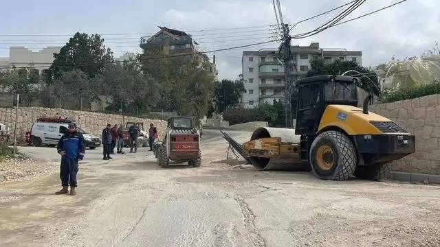 استكمال أعمال تعبيد الطرق في بلاط قرطبون ومستيتا