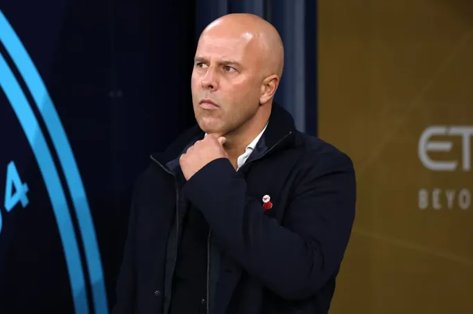 ليفربول يقيّم مستقبل آرني سلوت بعد تراجع النتائج