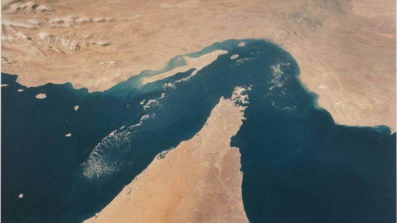 وسط الحشد العسكري..ماذا طلبت واشنطن من السفن في مضيق هرمز؟