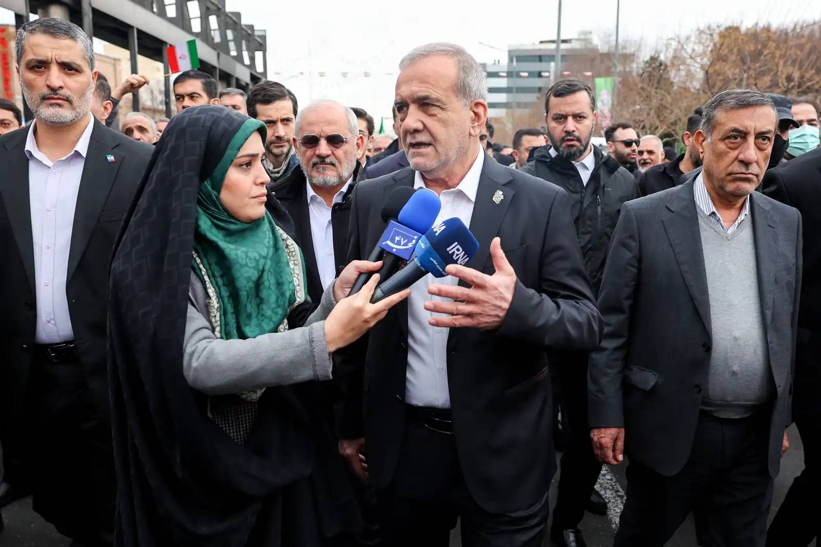 بزشكيان في ذكرى انتصار الثورة: نرفض أي تفاوض ينتقص من الحقوق الإيرانيّة