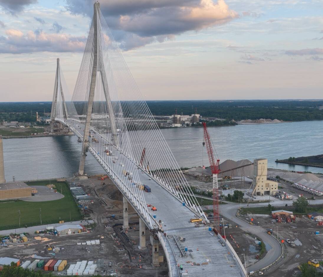ترامب يهدد بإغلاق جسر ديترويت - كندا