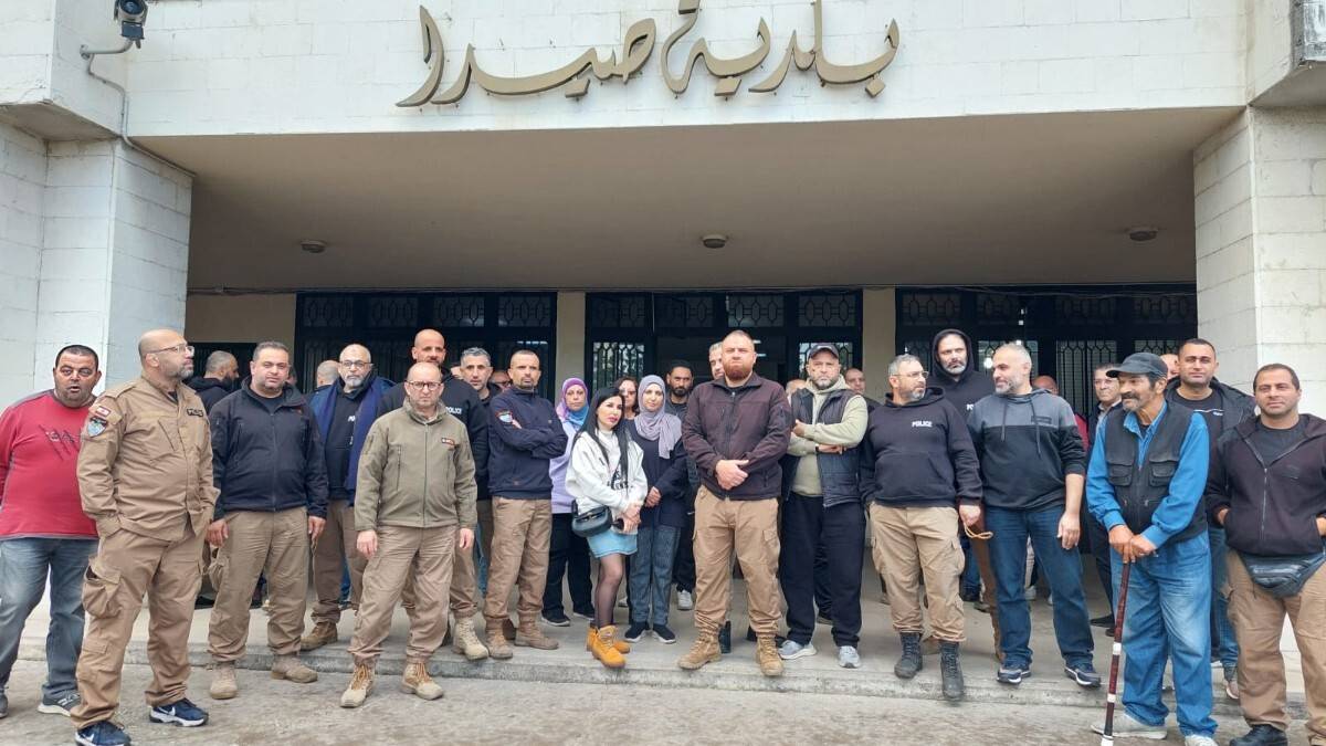 موظفو بلديّة صيدا وعناصر شرطتها
نظموا وقفة احتجاجًا على عدم
دفع رواتبهم منذ شهرين